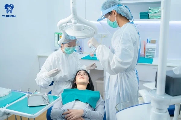 Điều chỉnh lại răng sứ nếu cần