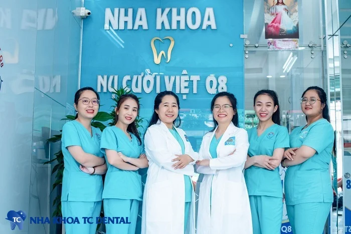 Đội ngũ bác sĩ y tá tại nha khoa Nụ Cười Việt quận 8