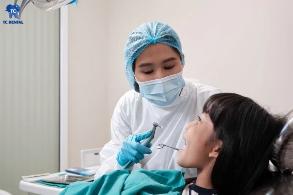 Nên nhổ răng sữa tại nha khoa để tránh đau đớn và biến chứng cho trẻ