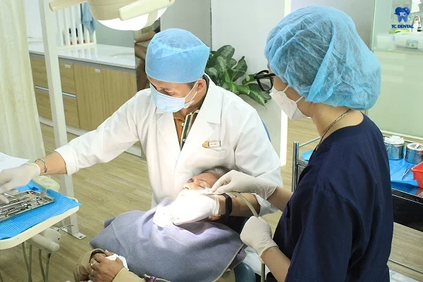 Bác sĩ trám răng inlay/ onlay tại nha khoa TC Dental